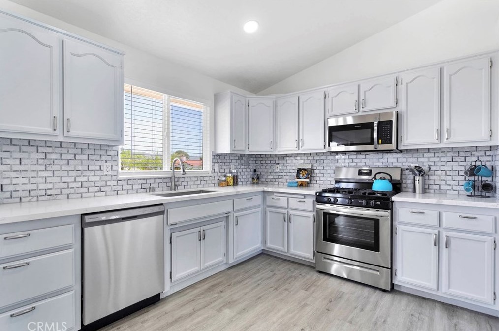 8951 Grapefruit Ave, Hesperia CA  92345-6514 exterior