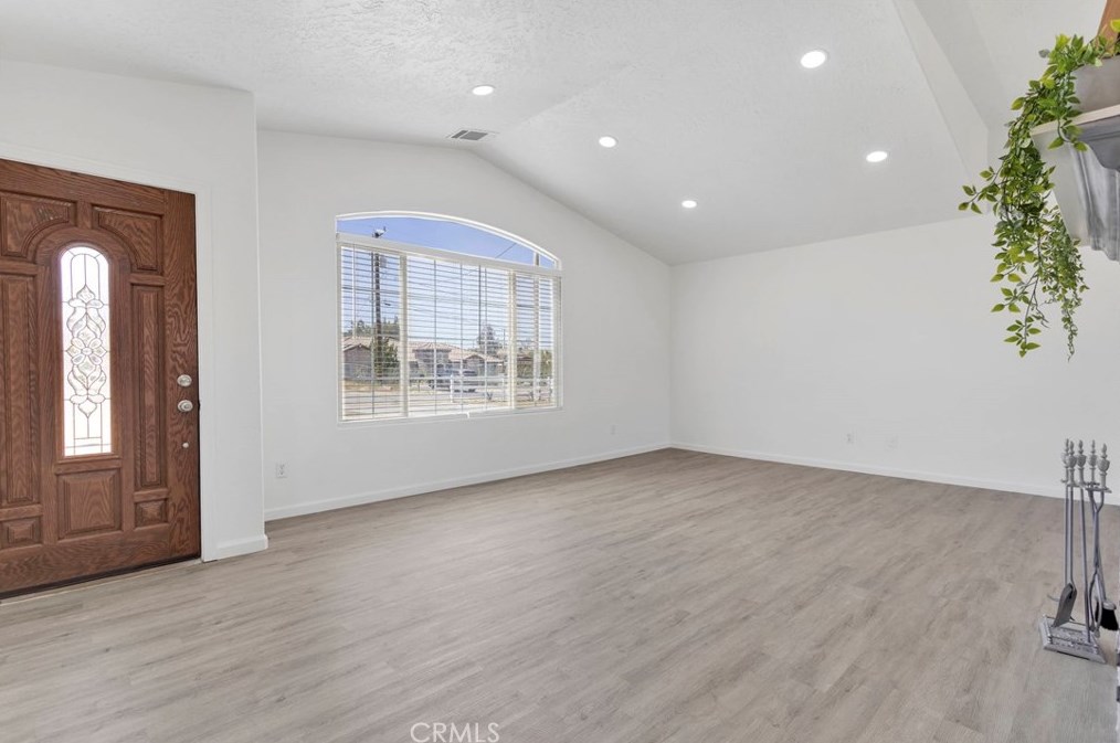 8951 Grapefruit Ave, Hesperia CA  92345-6514 exterior