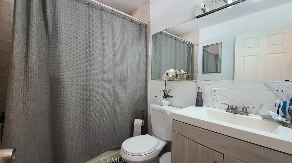 17640 Walnut St, Hesperia CA  92345-6211 exterior