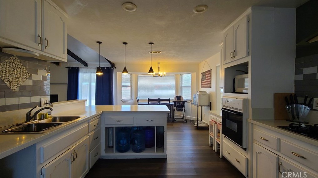 17640 Walnut St, Hesperia CA  92345-6211 exterior