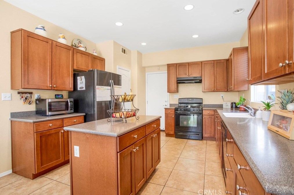 13151 Sunland St, Hesperia CA  92344-9215 exterior