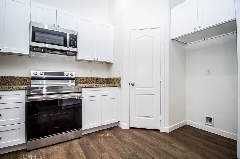 15560 Broken Bow Rd, Apple Valley CA  92307-2996 exterior