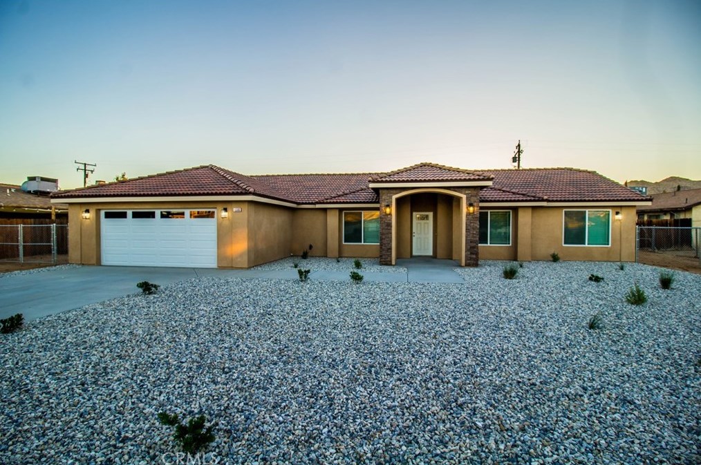 15560 Broken Bow Rd, Apple Valley CA  92307-2996 exterior