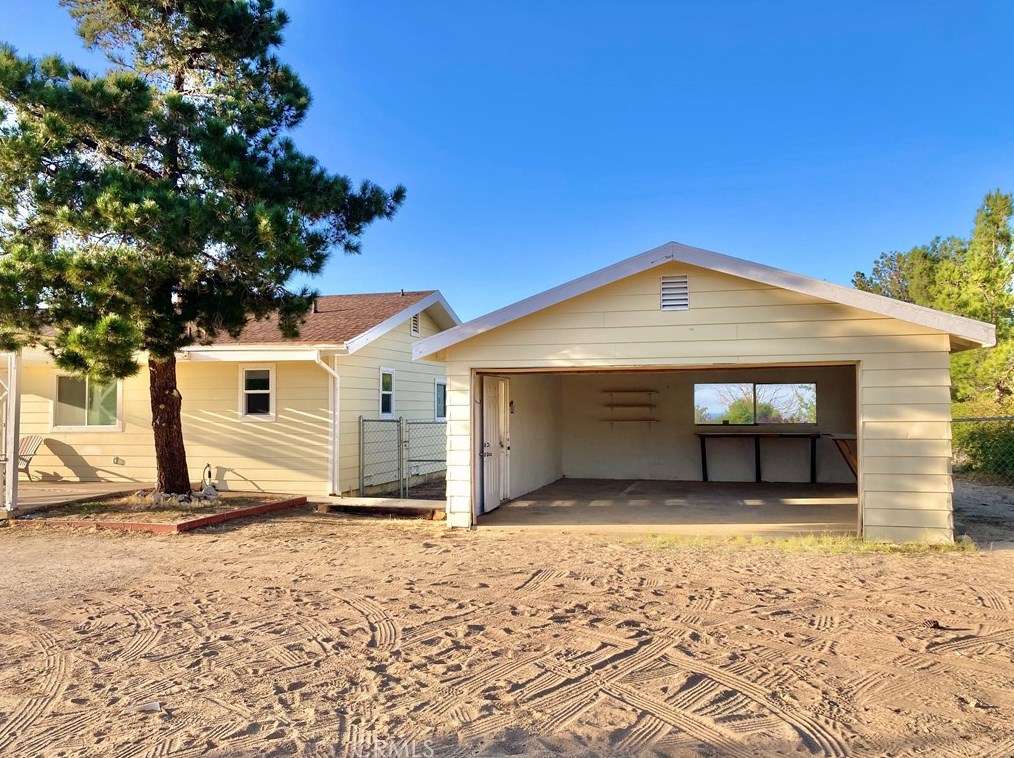 10025 Mountain Rd, Pinon Hills CA  92372-9393 exterior