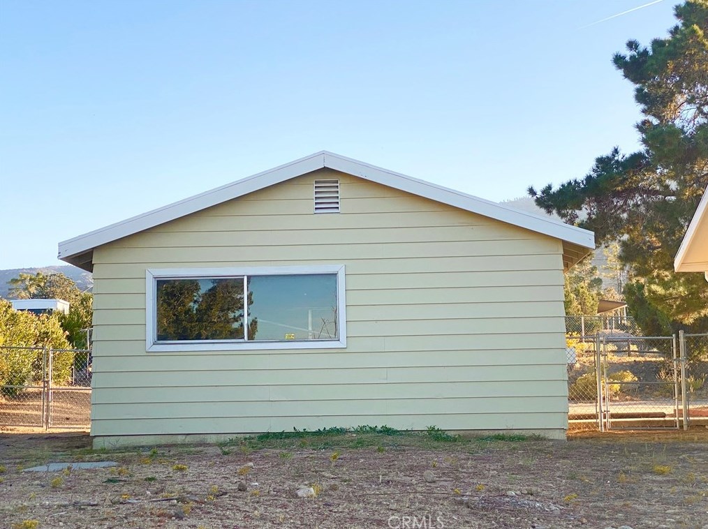 10025 Mountain Rd, Pinon Hills CA  92372-9393 exterior