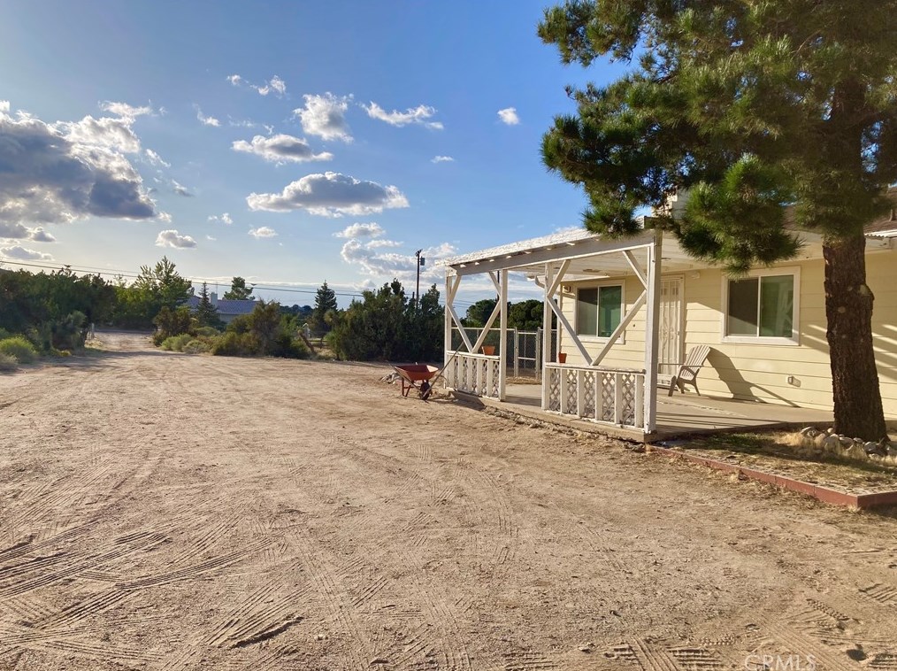 10025 Mountain Rd, Pinon Hills CA  92372-9393 exterior