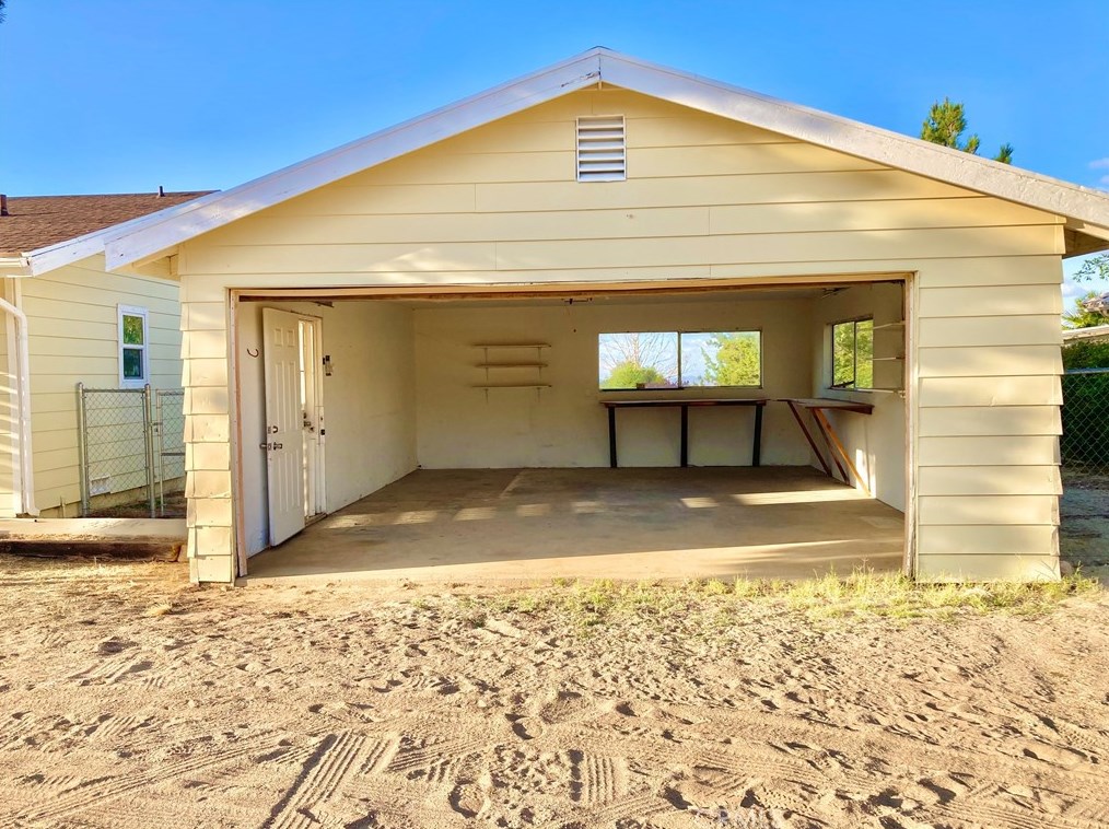 10025 Mountain Rd, Pinon Hills CA  92372-9393 exterior