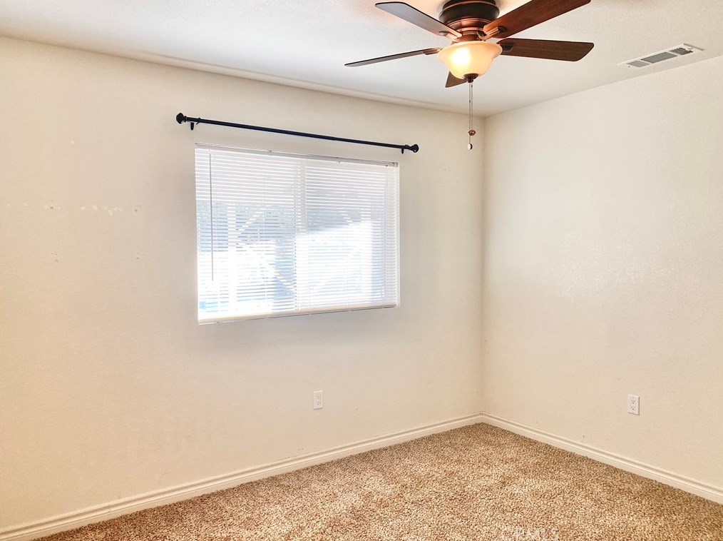 10025 Mountain Rd, Pinon Hills CA  92372-9393 exterior