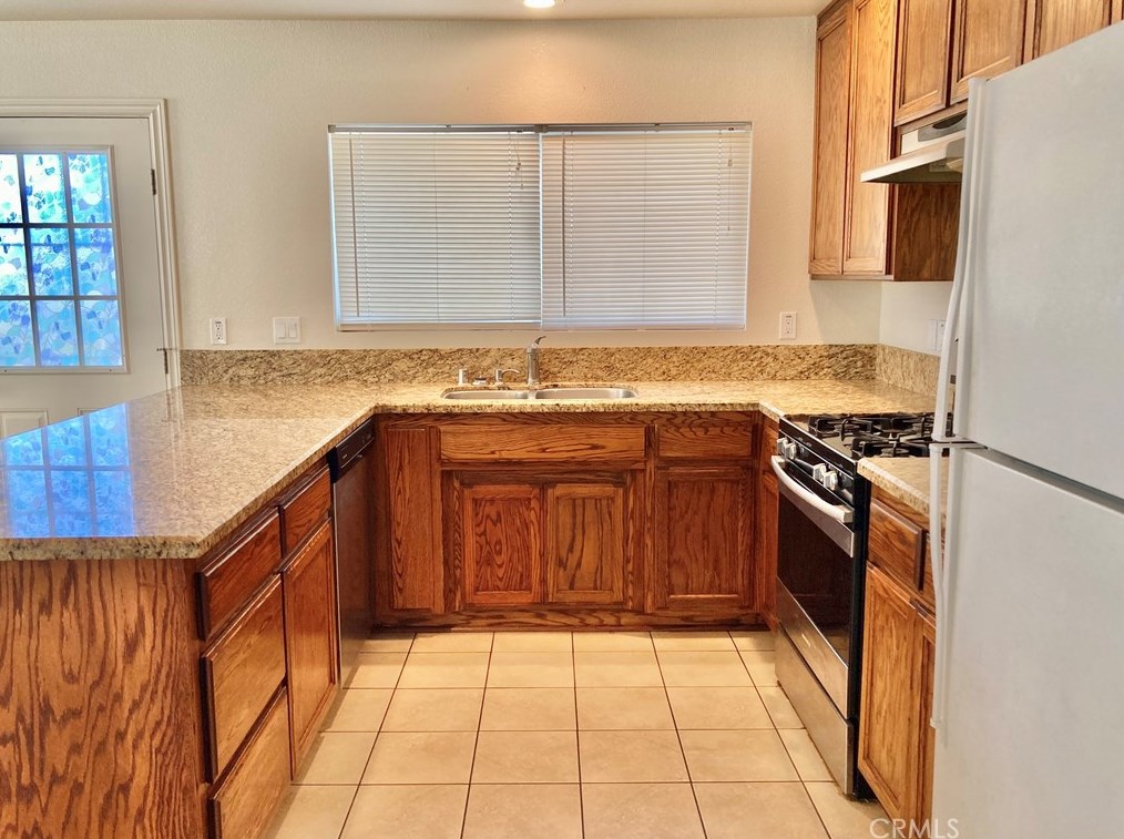 10025 Mountain Rd, Pinon Hills CA  92372-9393 exterior