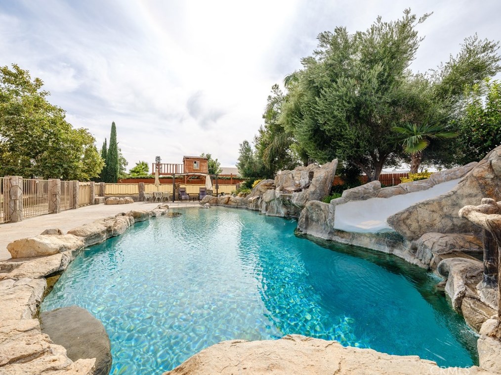 9856 Arroyo Ave, Hesperia CA  92345-2905 exterior