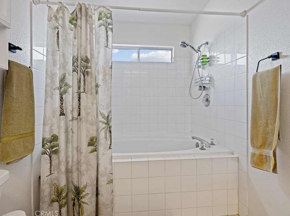 9856 Arroyo Ave, Hesperia CA  92345-2905 exterior