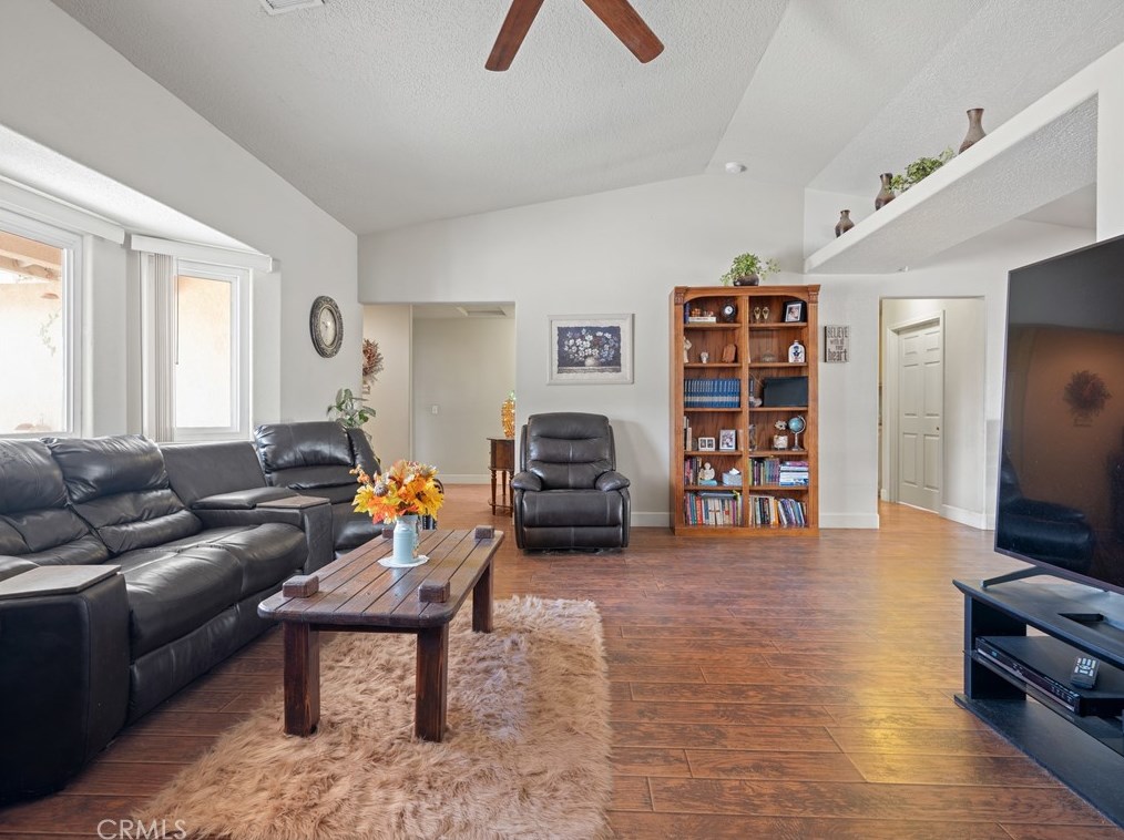 9856 Arroyo Ave, Hesperia CA  92345-2905 exterior