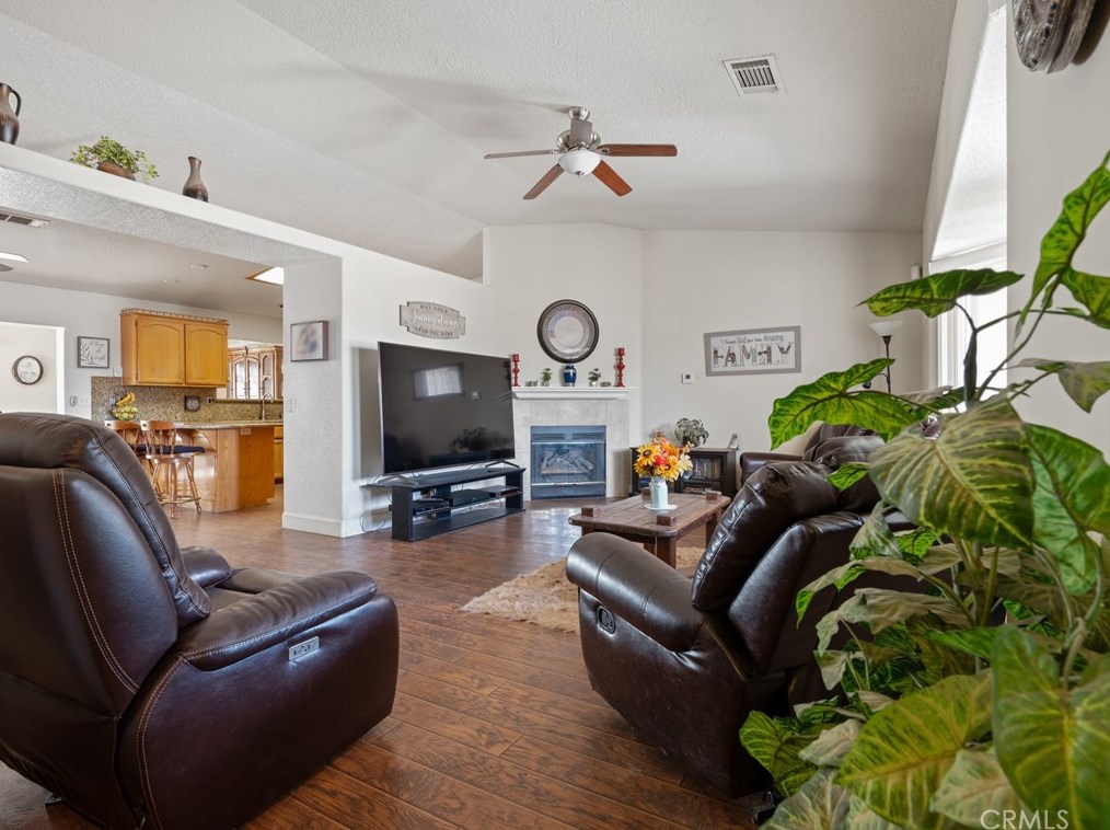 9856 Arroyo Ave, Hesperia CA  92345-2905 exterior