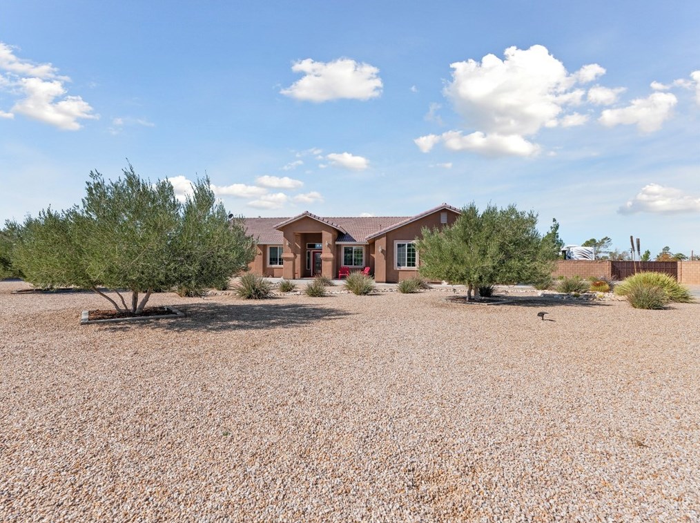 9542 Candlelight St, Apple Valley CA  92308-8615 exterior