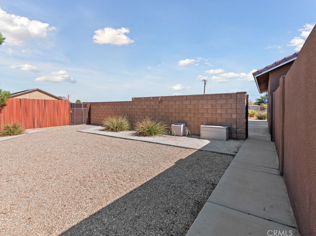 9542 Candlelight St, Apple Valley CA  92308-8615 exterior