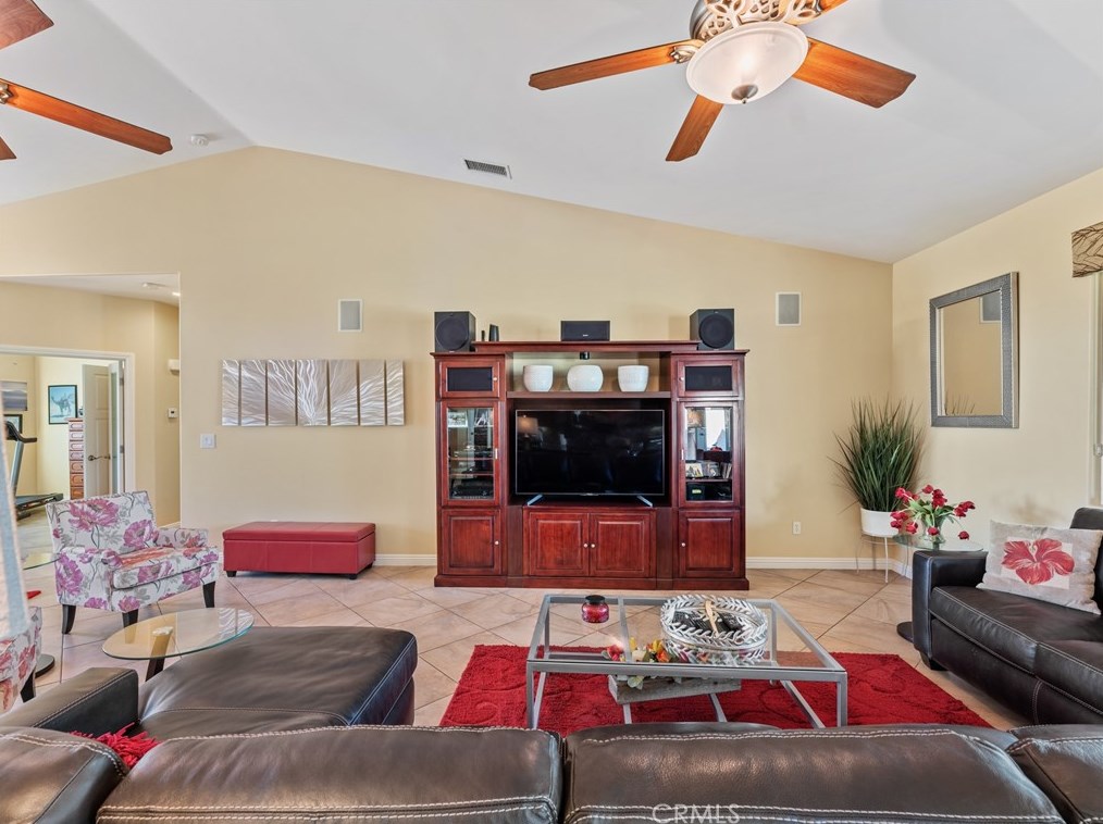 9542 Candlelight St, Apple Valley CA  92308-8615 exterior