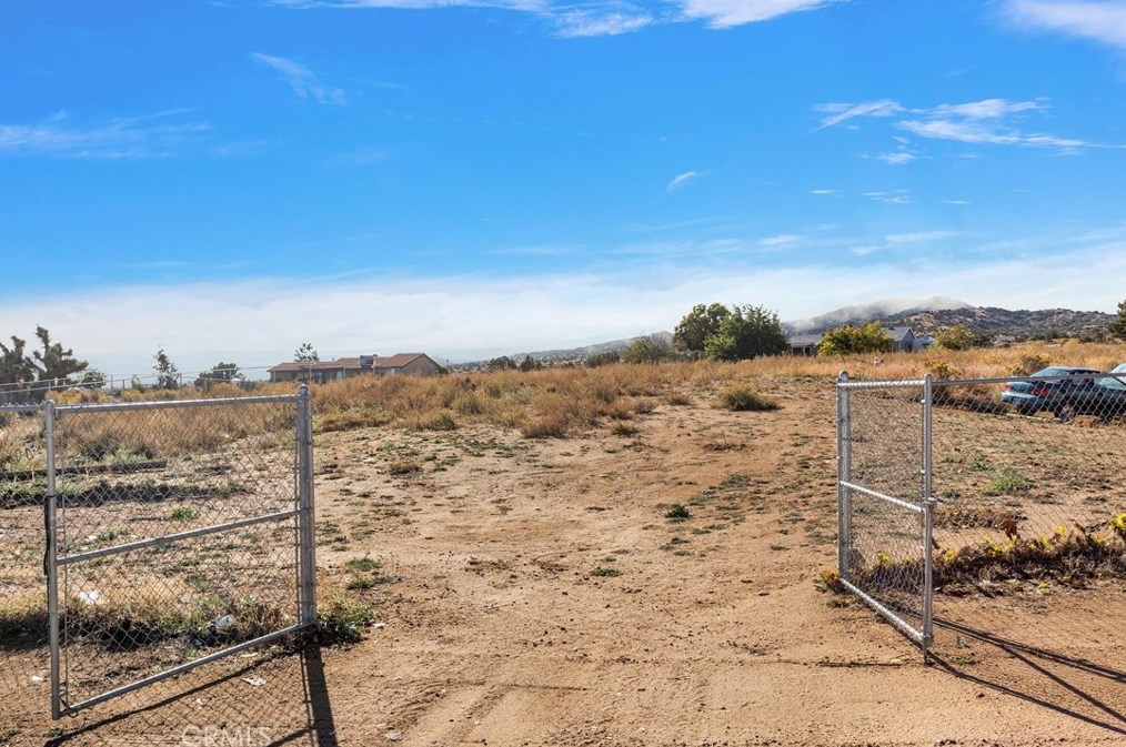 8577 Valle Vis Rd, Phelan CA  92371-9177 exterior