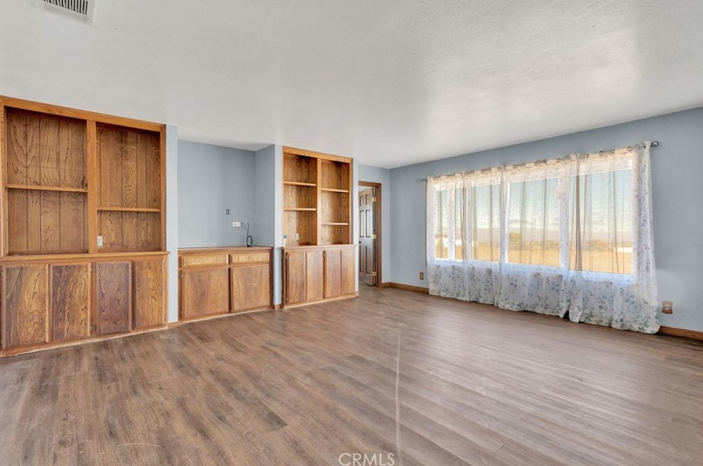 8577 Valle Vis Rd, Phelan CA  92371-9177 exterior