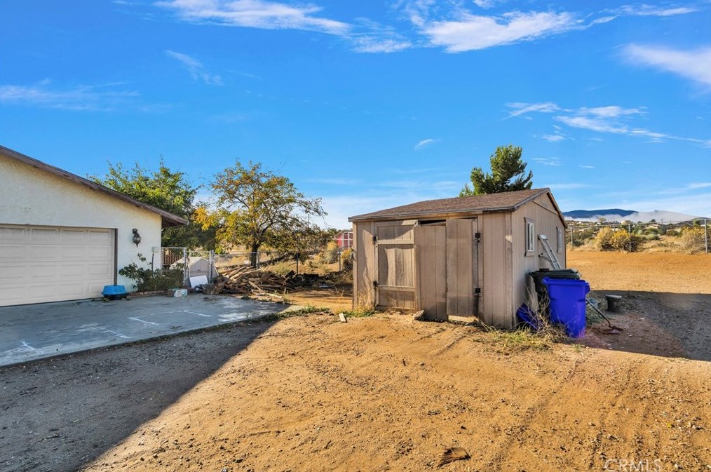 8577 Valle Vis Rd, Phelan CA  92371-9177 exterior