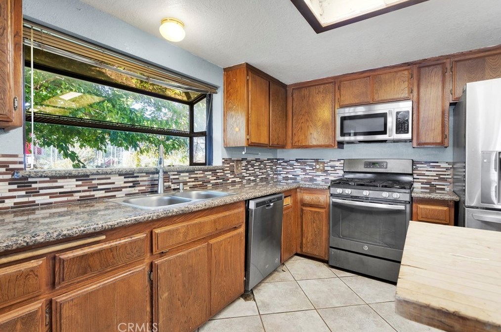 8577 Valle Vista Rd, Phelan CA  92371-8616 exterior