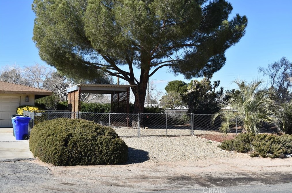 13434 Tioga Rd, Apple Valley CA  92308-6372 exterior