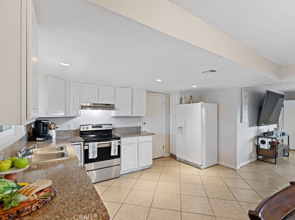 14777 Erie Rd, Apple Valley CA  92307-3515 exterior