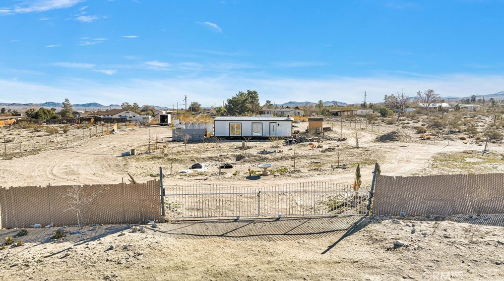 9179 Fairlane Rd, Lucerne Valley CA  92356-7832 exterior