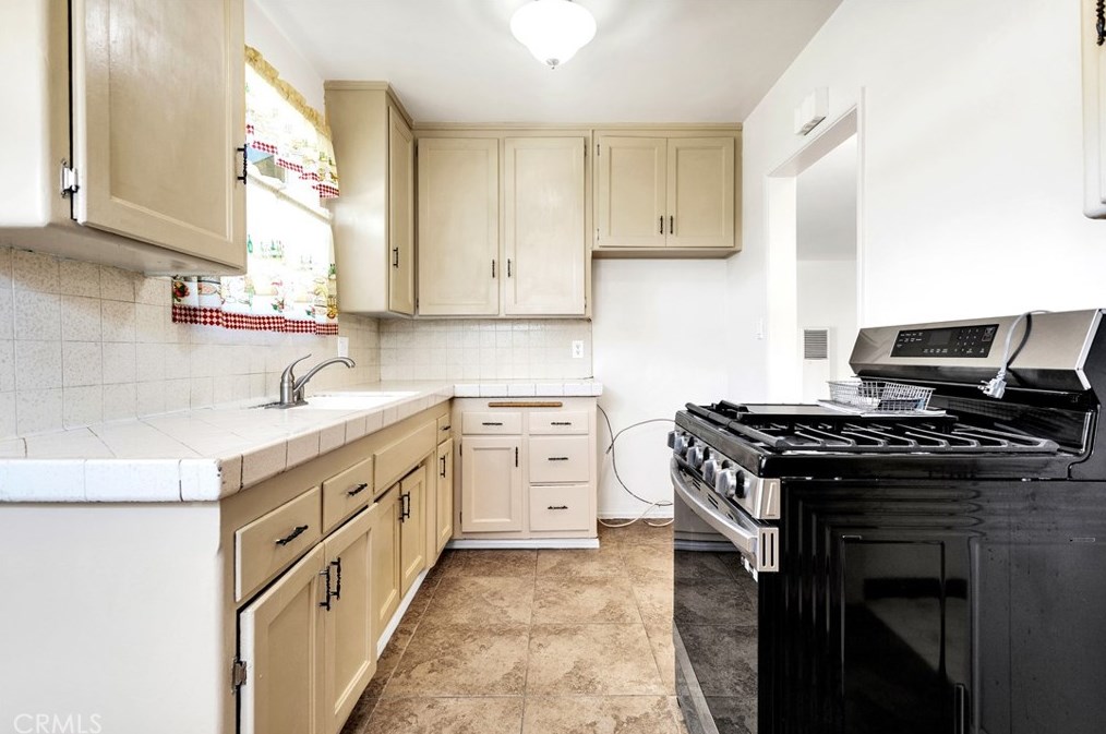 665 Hendrix Ave, Claremont CA  91711-5443 exterior