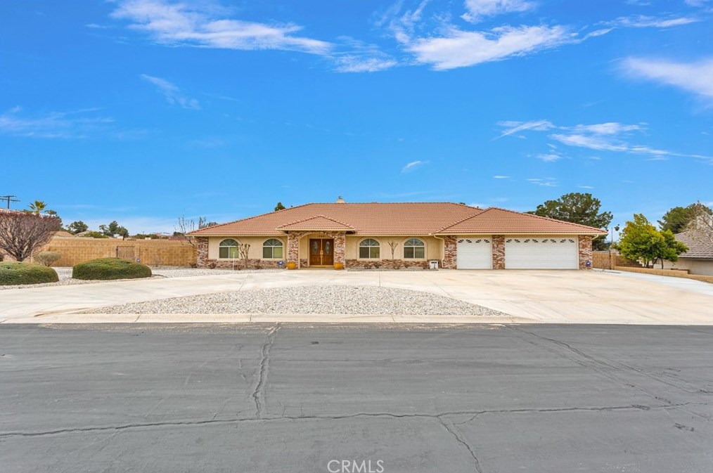 19881 Eyota Rd, Apple Valley CA  92308-4560 exterior