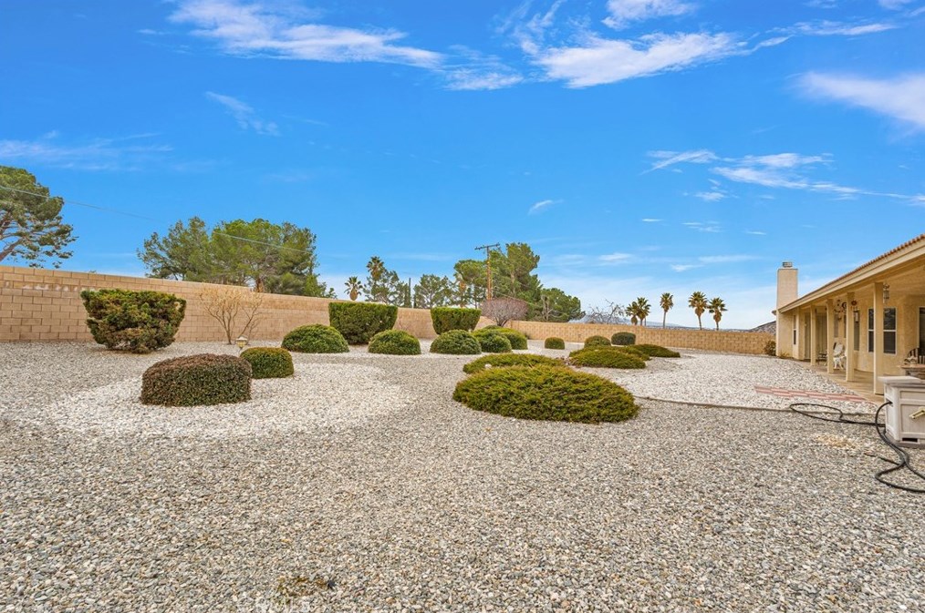 19881 Eyota Rd, Apple Valley CA  92308-4560 exterior