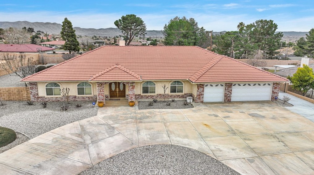 19881 Eyota Rd, Apple Valley CA  92308-4560 exterior