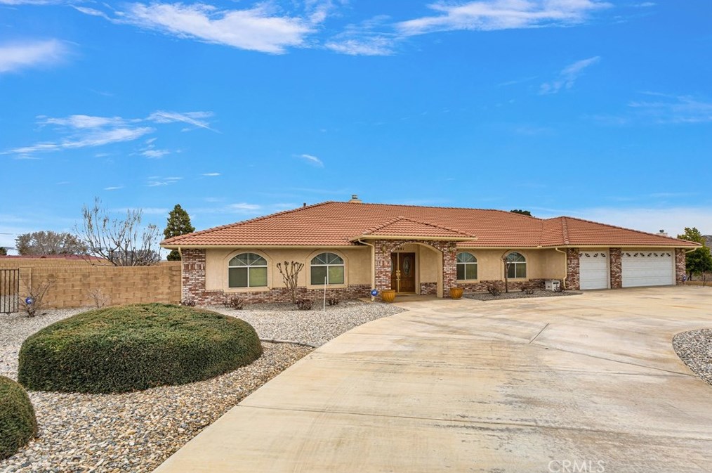 19881 Eyota Rd, Apple Valley CA  92308-4560 exterior