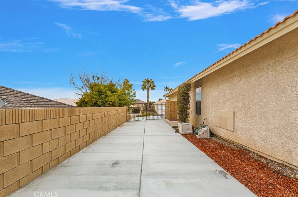 19881 Eyota Rd, Apple Valley CA  92308-4560 exterior