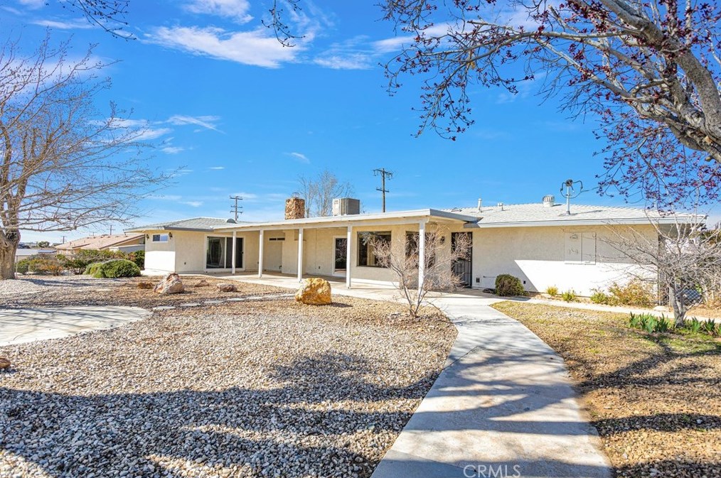 19135 Seneca Rd, Apple Valley CA  92307-5338 exterior
