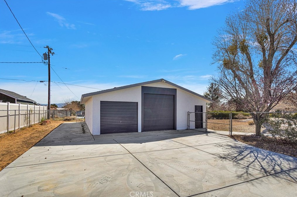 19135 Seneca Rd, Apple Valley CA  92307-5338 exterior