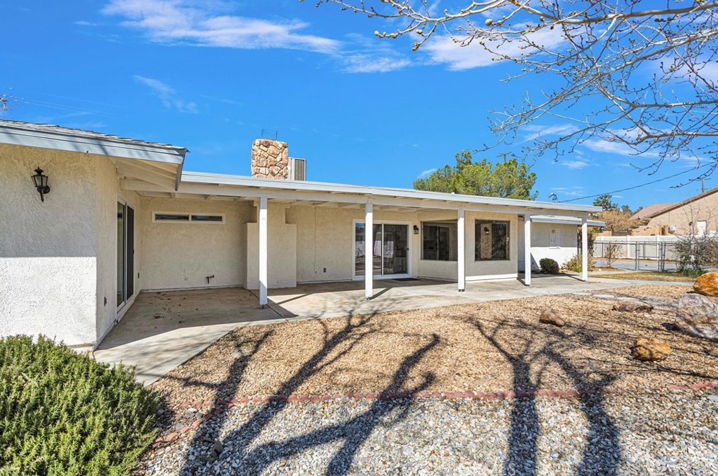 19135 Seneca Rd, Apple Valley CA  92307-5338 exterior
