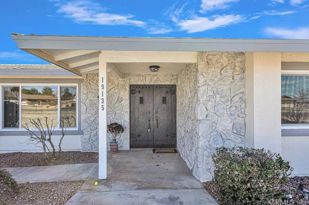 19135 Seneca Rd, Apple Valley CA  92307-5338 exterior
