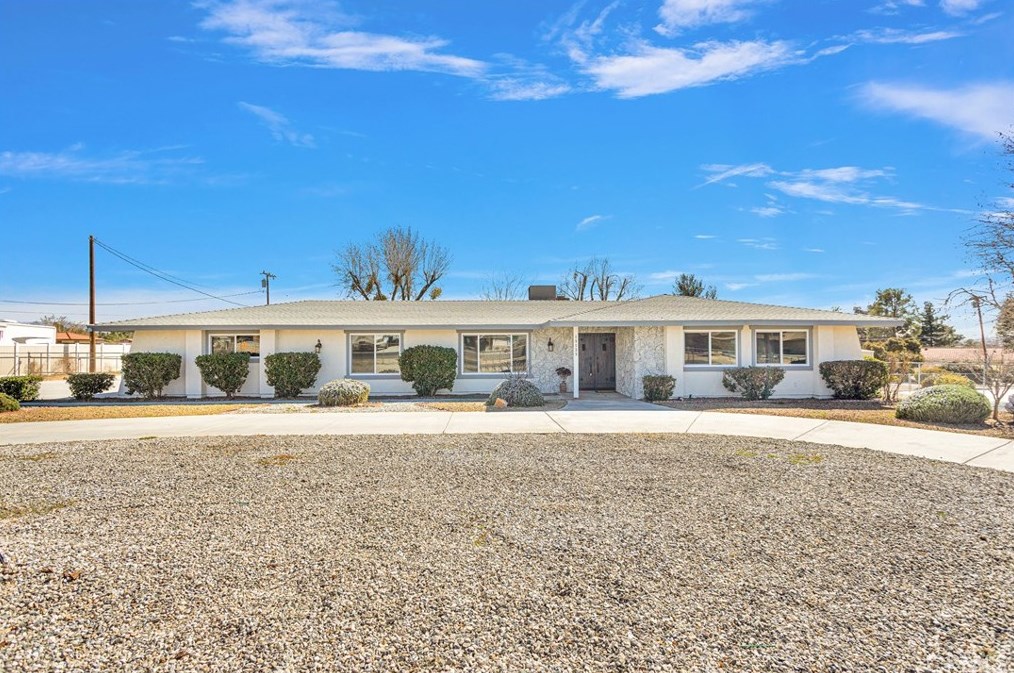 19135 Seneca Rd, Apple Valley CA  92307-5338 exterior