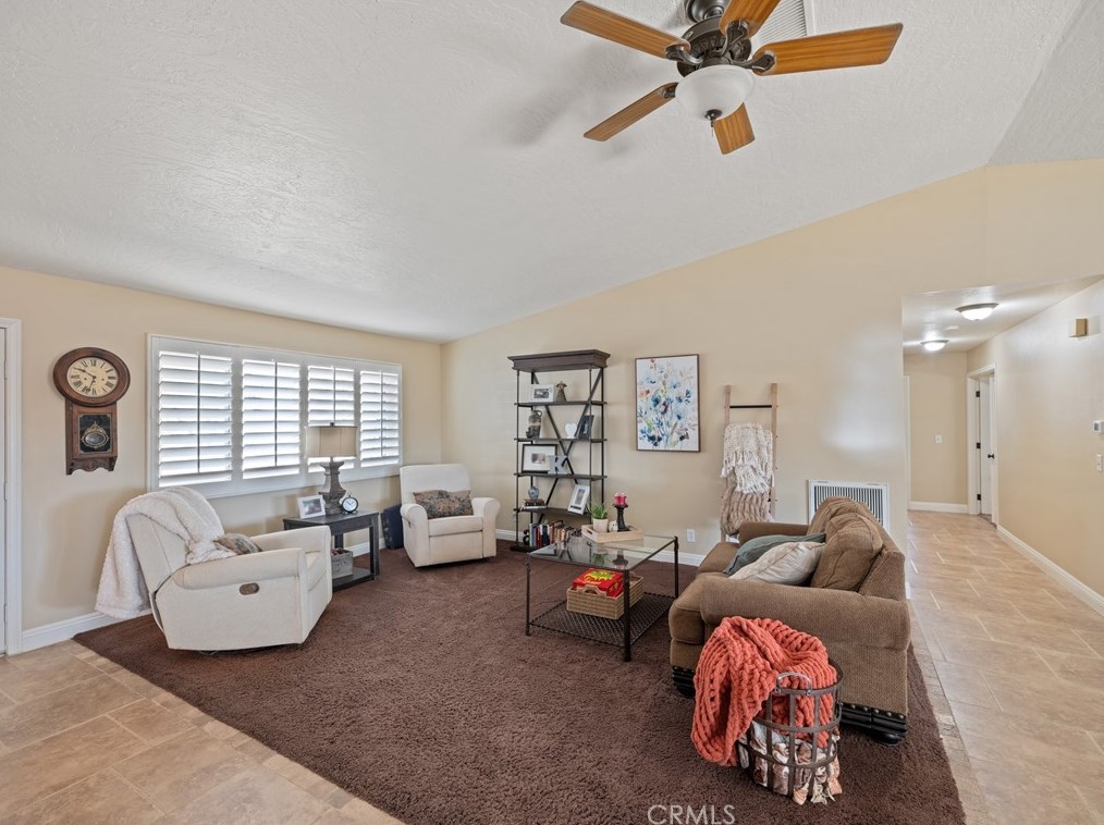 19195 Symeron Rd, Apple Valley CA  92307-4706 exterior