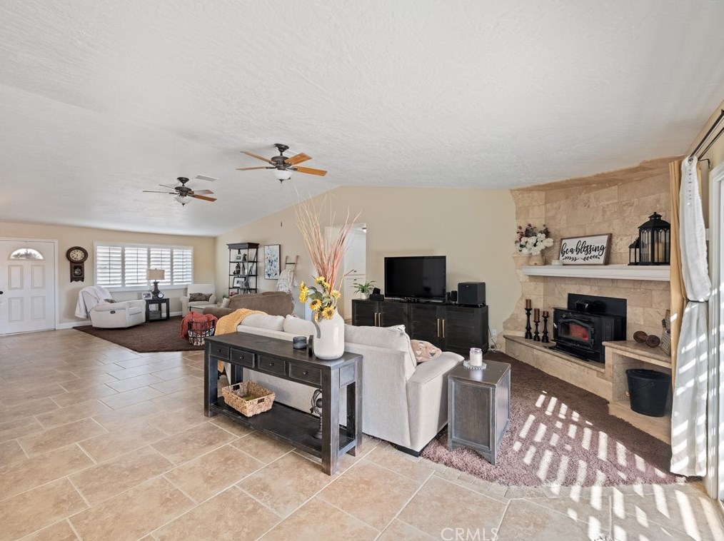 19195 Symeron Rd, Apple Valley CA  92307-4706 exterior