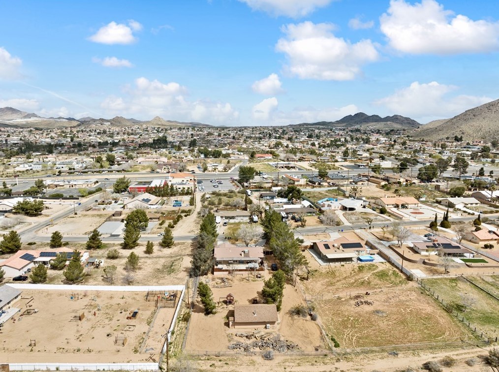 19195 Symeron Rd, Apple Valley CA  92307-4706 exterior