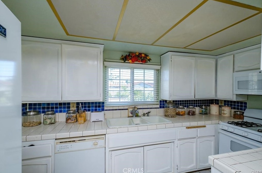 20236 Nowata Rd, Apple Valley CA  92307-5634 exterior