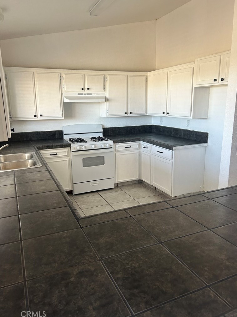 14460 Manzano Rd, Victorville CA  92392-5003 exterior