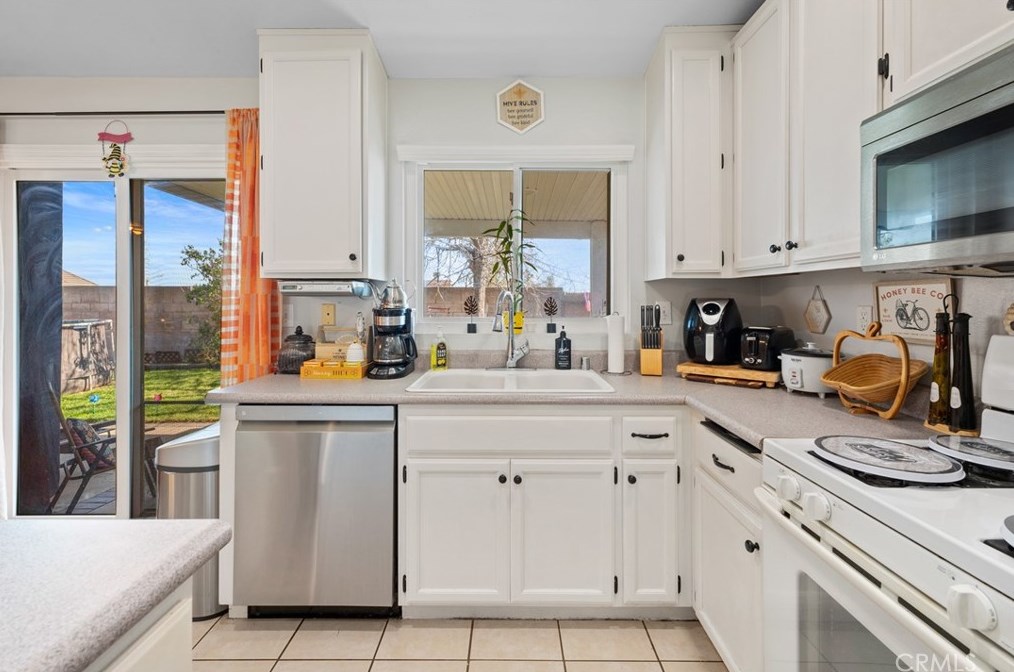 2865 Rancho Vista Dr, Rialto CA  exterior