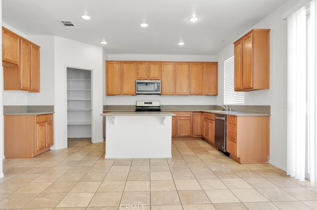 16683 Desert Star St, Victorville CA  92394-1466 exterior