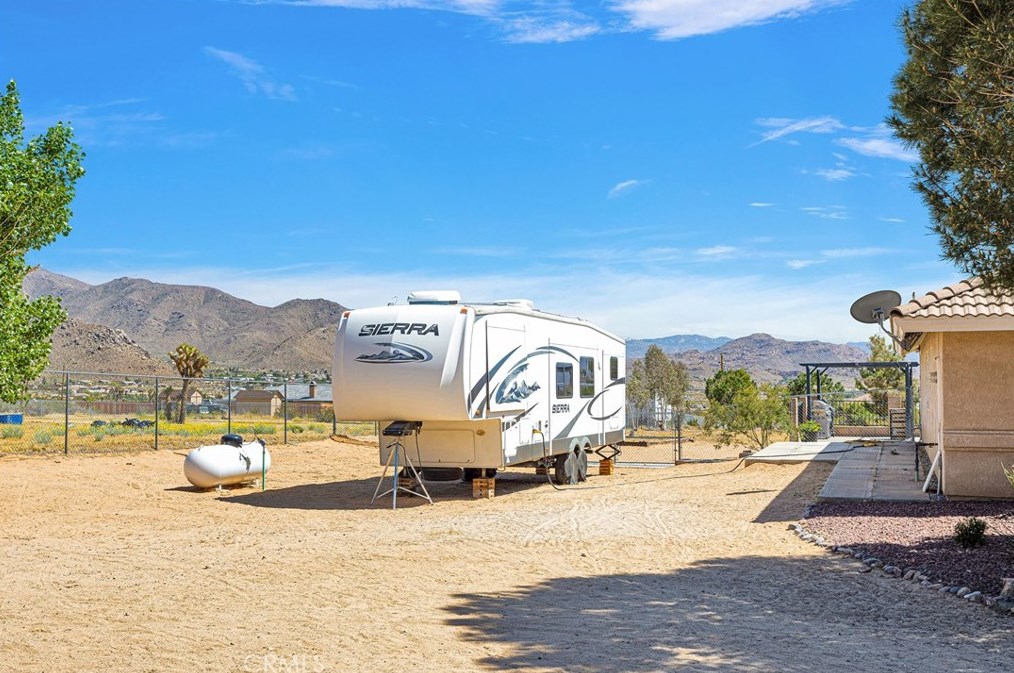 24575 Pala Ln, Apple Valley CA  92307-2021 exterior