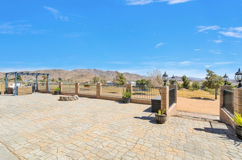 24575 Pala Ln, Apple Valley CA  92307-2021 exterior
