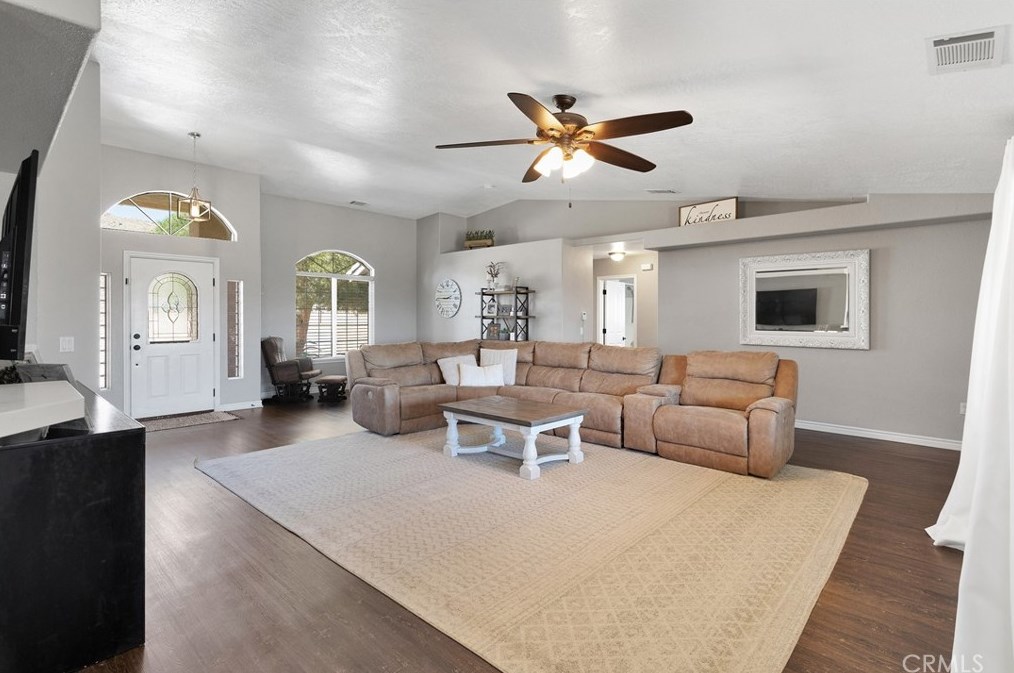 24575 Pala Ln, Apple Valley CA  92307-2021 exterior
