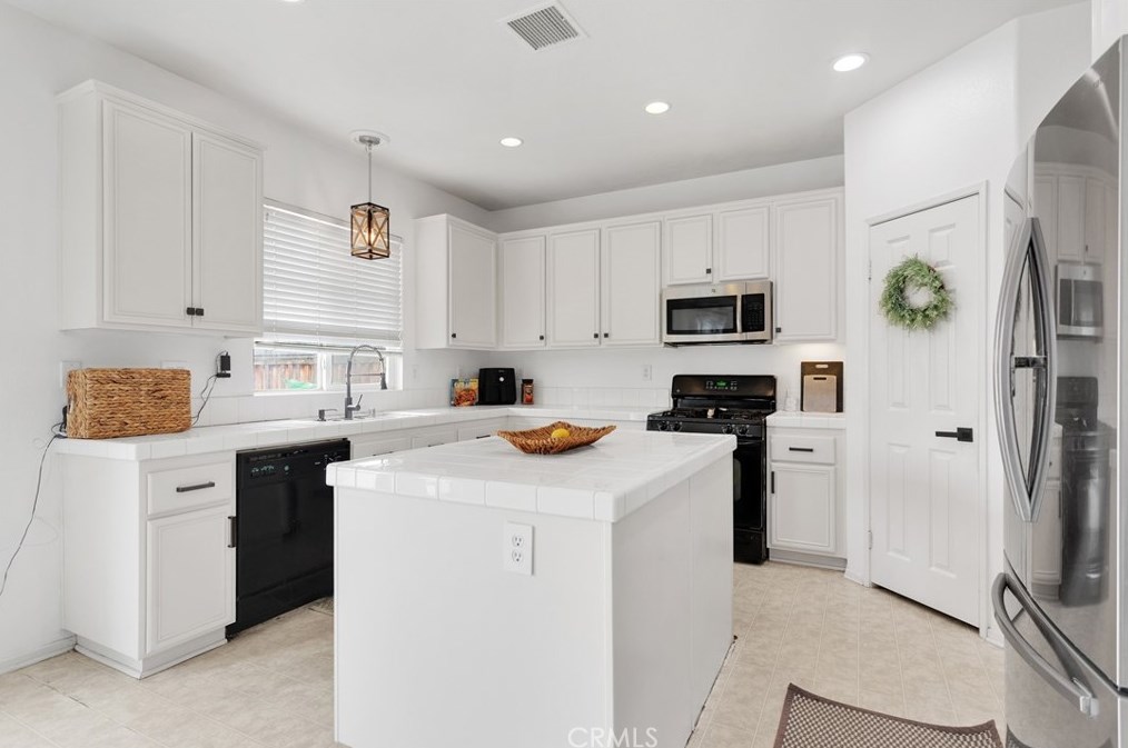 12932 Susanville St, Hesperia CA  92344-5532 exterior