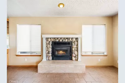 8187 Anaconda Avenue, Oak Hills, CA 92344 - Photo 23